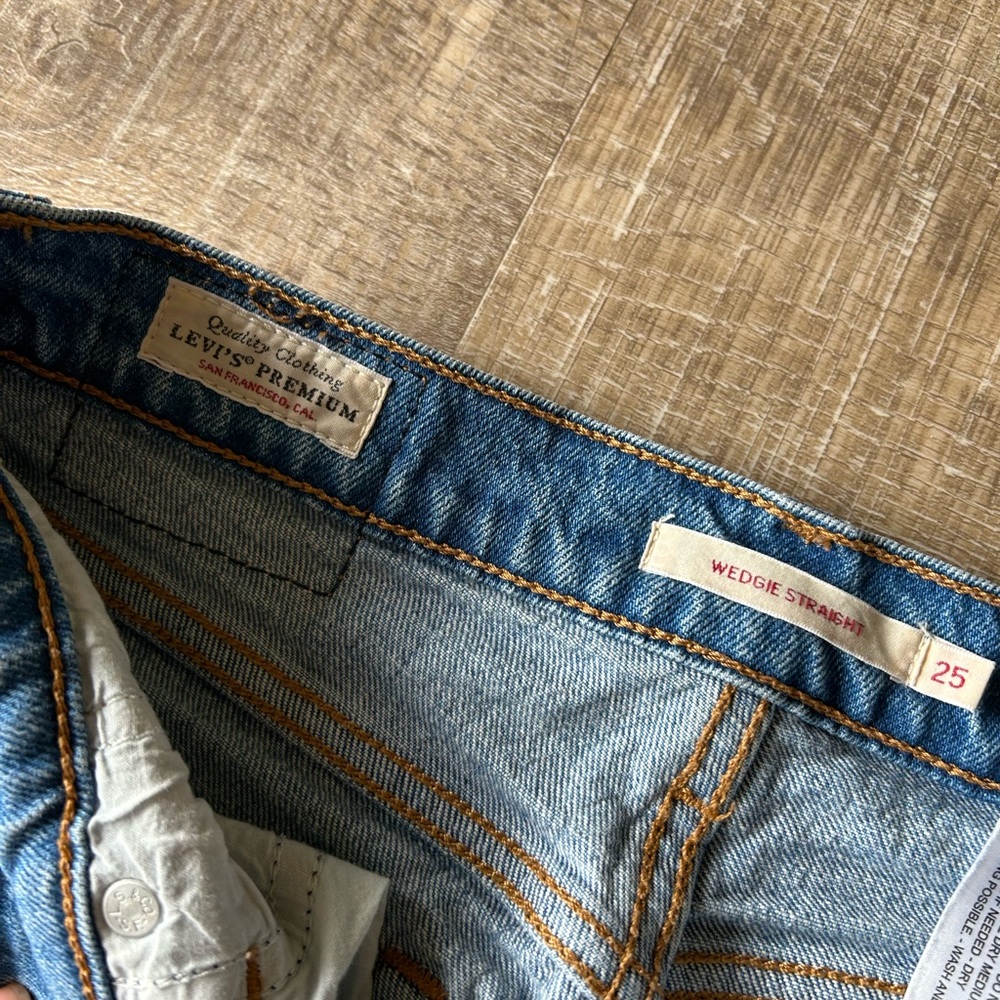 Levi's High Rise Blue Jeans - Picture 14 of 15